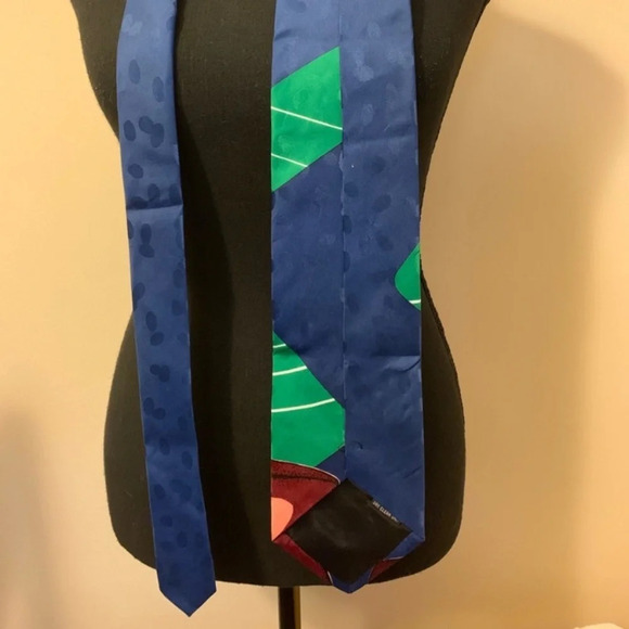 Looney Tunes Tasmanian Devil Vintage Football Necktie - Picture 2 of 3